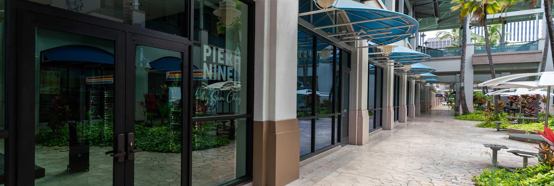 Students in front of Aloha Marketplace entrance